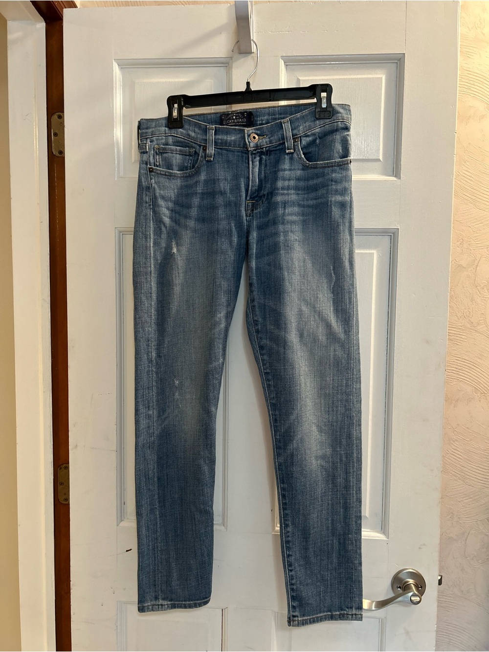 Lucky Brand Women’s Sienna slim boyfriend jeans in Faded Blue Denim. Size 2/26